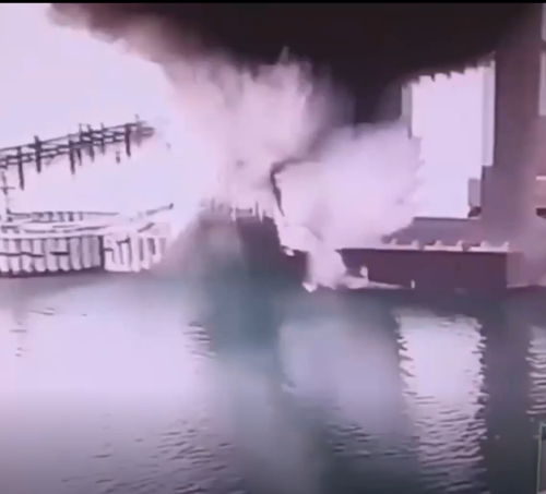 据乌克兰独立新闻社等媒体6月3日报道,乌克兰方面对克里米亚大桥采取了行动。图源:乌媒视频截图 据乌克兰独立新闻社等媒体6月3日报道,乌克兰方面对克里米亚大桥采取了行动。图源:乌媒视频截图