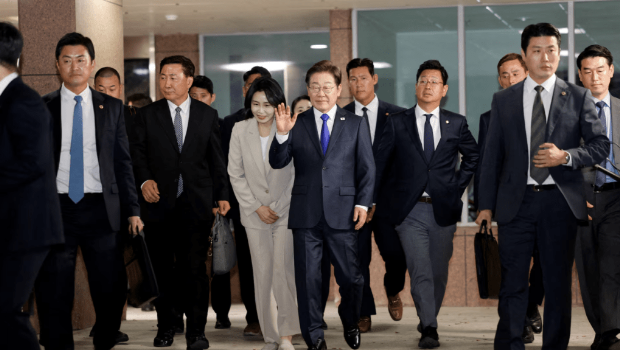 李在明承诺带领国家团结,提振经济,恢复民主,克服内乱,杜绝军事政变。 李在明承诺带领国家团结,提振经济,恢复民主,克服内乱,杜绝军事政变。