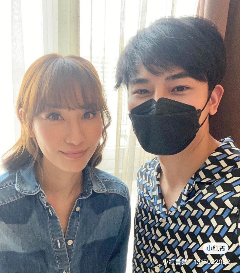 不过在该小红书账户有两张疑似徐子珊近照,见她状态好fit。 不过在该小红书账户有两张疑似徐子珊近照,见她状态好fit。