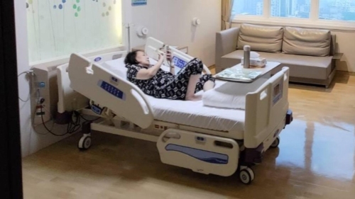 郭美珠这2年狂跑医院,还自嘲「医院当做酒店」。 (TVBS新闻网图片) 郭美珠这2年狂跑医院,还自嘲「医院当做酒店」。 (TVBS新闻网图片)