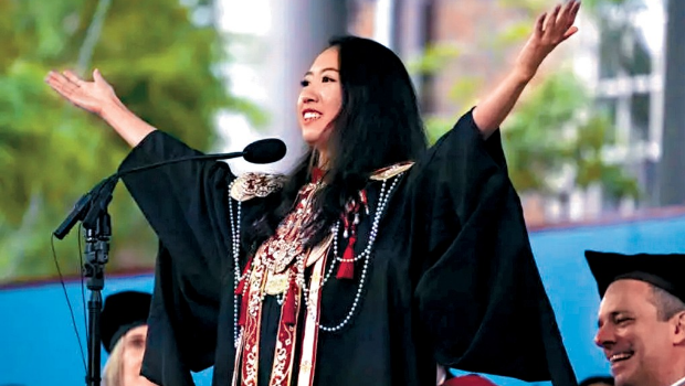 中国留学生蒋雨融在哈佛大学毕业礼上致辞。 中国留学生蒋雨融在哈佛大学毕业礼上致辞。