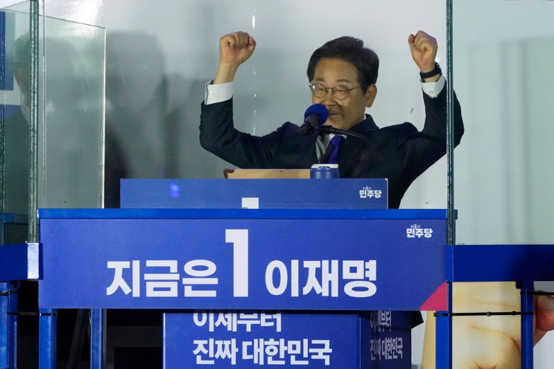 李在明当选韩国新总统后,随即上任。美联社.jpg 李在明当选韩国新总统后,随即上任。美联社.jpg