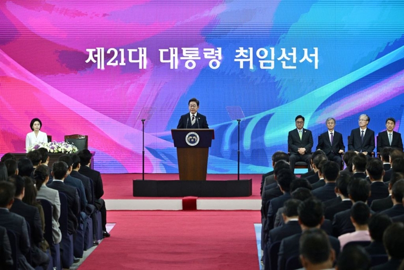 李在明火速宣誓就职,从政治动荡中起跑,却马上陷入压力锅执政现实。路透社.jpg 李在明火速宣誓就职,从政治动荡中起跑,却马上陷入压力锅执政现实。路透社.jpg