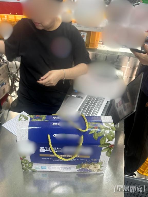 记者在连锁韩式超市购买雪梨汁 记者在连锁韩式超市购买雪梨汁