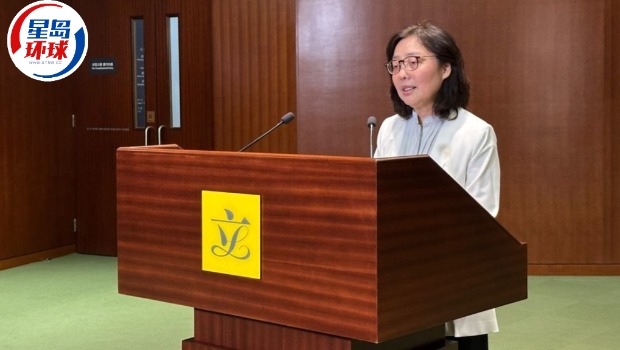 甯汉豪就皇后山邨水质事件见记者。 甯汉豪就皇后山邨水质事件见记者。