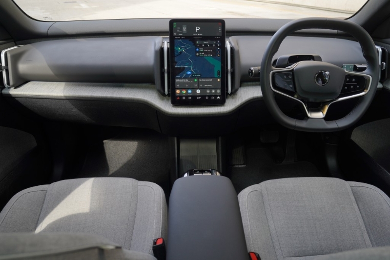 Volvo EX30电动车车厢贯设北欧简约设计,车内只有一个中央12.3吋垂直触屏,音响以一条1040W Harman Kardon Sound bar取代门壁喇叭。 Volvo EX30电动车车厢贯设北欧简约设计,车内只有一个中央12.3吋垂直触屏,音响以一条1040W Harman Kardon Sound bar取代门壁喇叭。