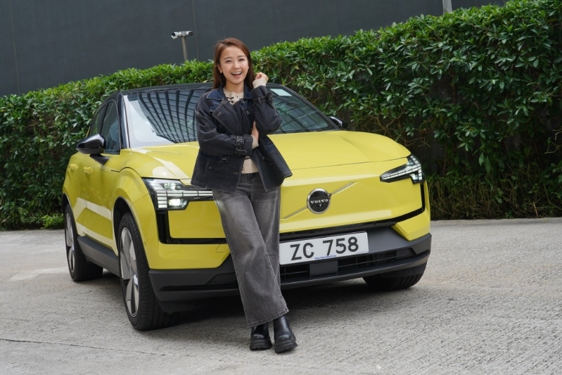 歌手艺人“糖妹”黄山怡(Kandy)拍摄当天刚“甩P”取得正式车牌,第一时间试驾瑞典富豪全新EX30纯电动小型SUV。 歌手艺人“糖妹”黄山怡(Kandy)拍摄当天刚“甩P”取得正式车牌,第一时间试驾瑞典富豪全新EX30纯电动小型SUV。