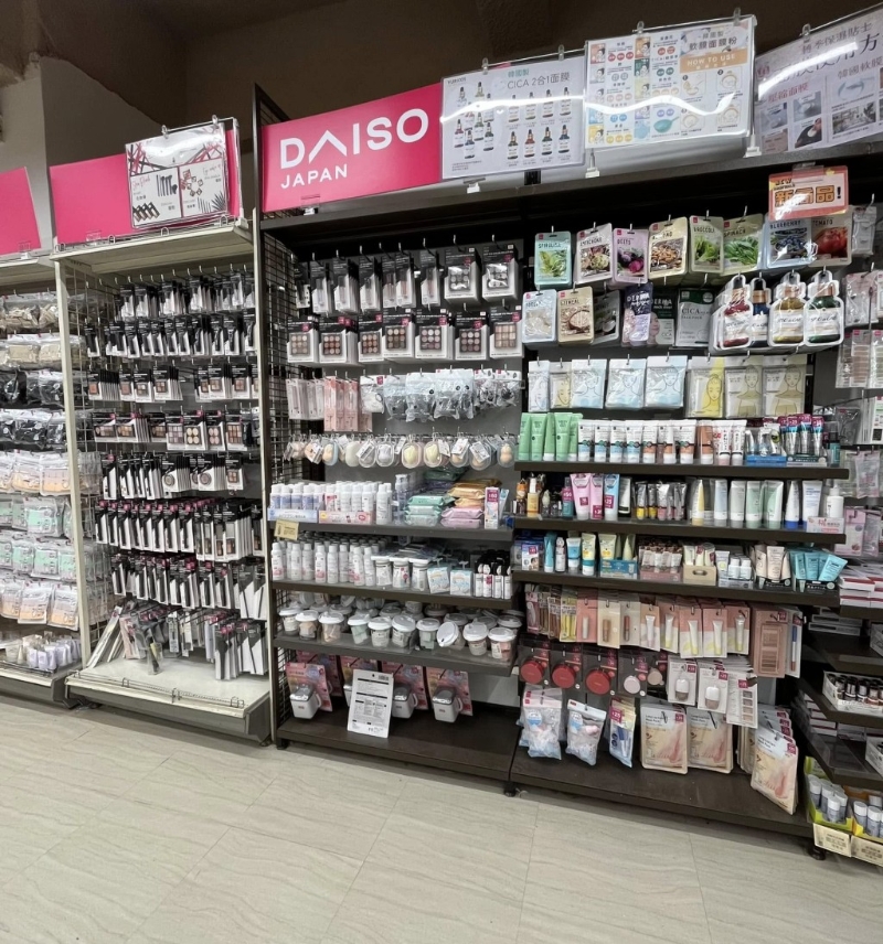 2022年翻新重开后易名“DAISO JAPAN”,是当年全港最大的分店。 2022年翻新重开后易名“DAISO JAPAN”,是当年全港最大的分店。