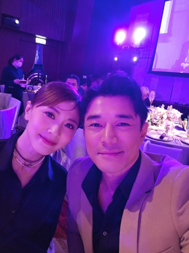 朱朱近日与一众TVB同事出席晚宴。 朱朱近日与一众TVB同事出席晚宴。