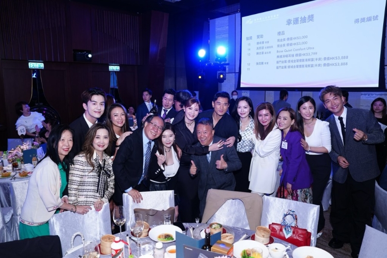 朱朱昨日分享与一众TVB同事出席晚宴的合照。 朱朱昨日分享与一众TVB同事出席晚宴的合照。