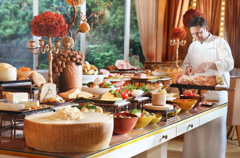 可以自助形式任食逾20款前菜,包括24个月西班牙风乾火腿配哈蜜瓜、各式各样的精选冻肉、法国冻批、水牛芝士、来自意大利、法国及德国等地的优质软硬芝士及欧陆式前菜 可以自助形式任食逾20款前菜,包括24个月西班牙风乾火腿配哈蜜瓜、各式各样的精选冻肉、法国冻批、水牛芝士、来自意大利、法国及德国等地的优质软硬芝士及欧陆式前菜