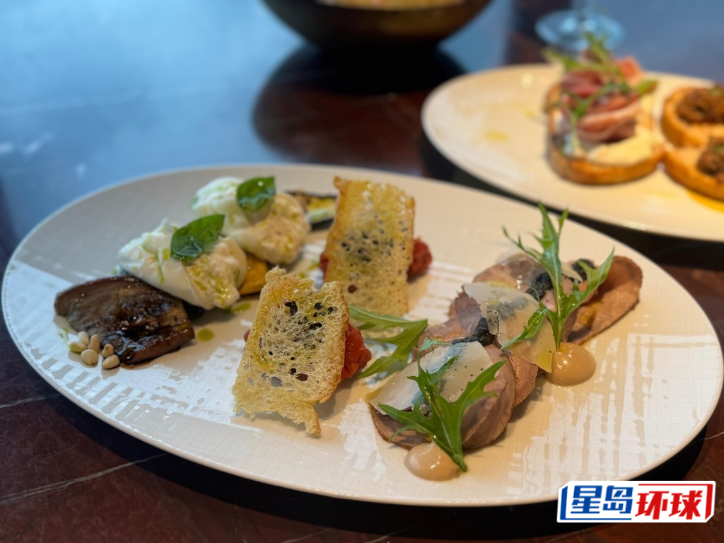 食客可无限添加五款头盘,包括黑松露牛肉他他、烤牛肉薄片配吞拿鱼酱及意大利水牛芝士沙律 食客可无限添加五款头盘,包括黑松露牛肉他他、烤牛肉薄片配吞拿鱼酱及意大利水牛芝士沙律