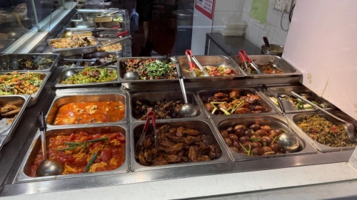 有数名网民在Facebook群组发文,指出湾仔多间两餸饭店于6月起调整经营策略 有数名网民在Facebook群组发文,指出湾仔多间两餸饭店于6月起调整经营策略