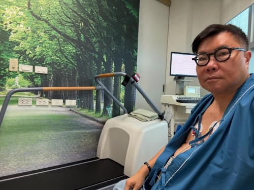 胡慧冲近日于IG上载在泰国入院图片,他的心口贴满照心电图仪器。 胡慧冲近日于IG上载在泰国入院图片,他的心口贴满照心电图仪器。