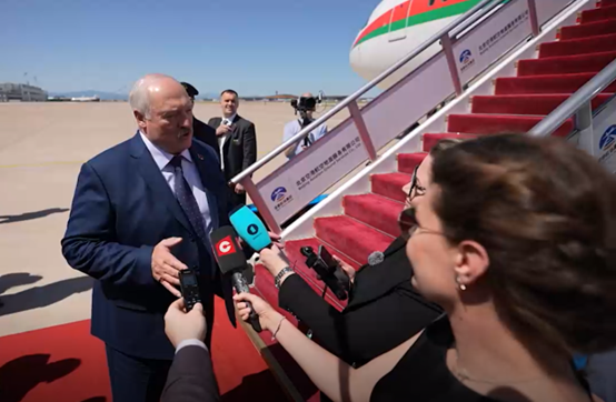 卢卡申科在离京前接受记者采访 图源:白俄罗斯国家通讯社视频截图 卢卡申科在离京前接受记者采访 图源:白俄罗斯国家通讯社视频截图