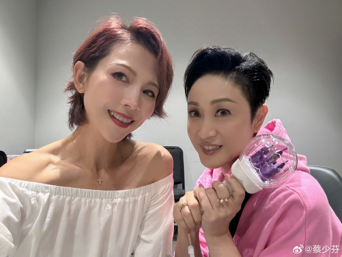 早前陈法蓉和蔡少芬相约去看秀。 早前陈法蓉和蔡少芬相约去看秀。