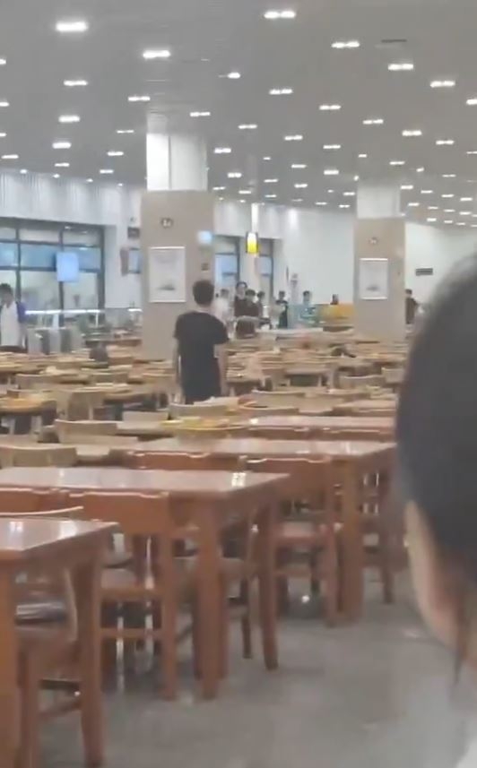 疑凶作案后,与围堵他的民众对峙。网图 疑凶作案后,与围堵他的民众对峙。网图