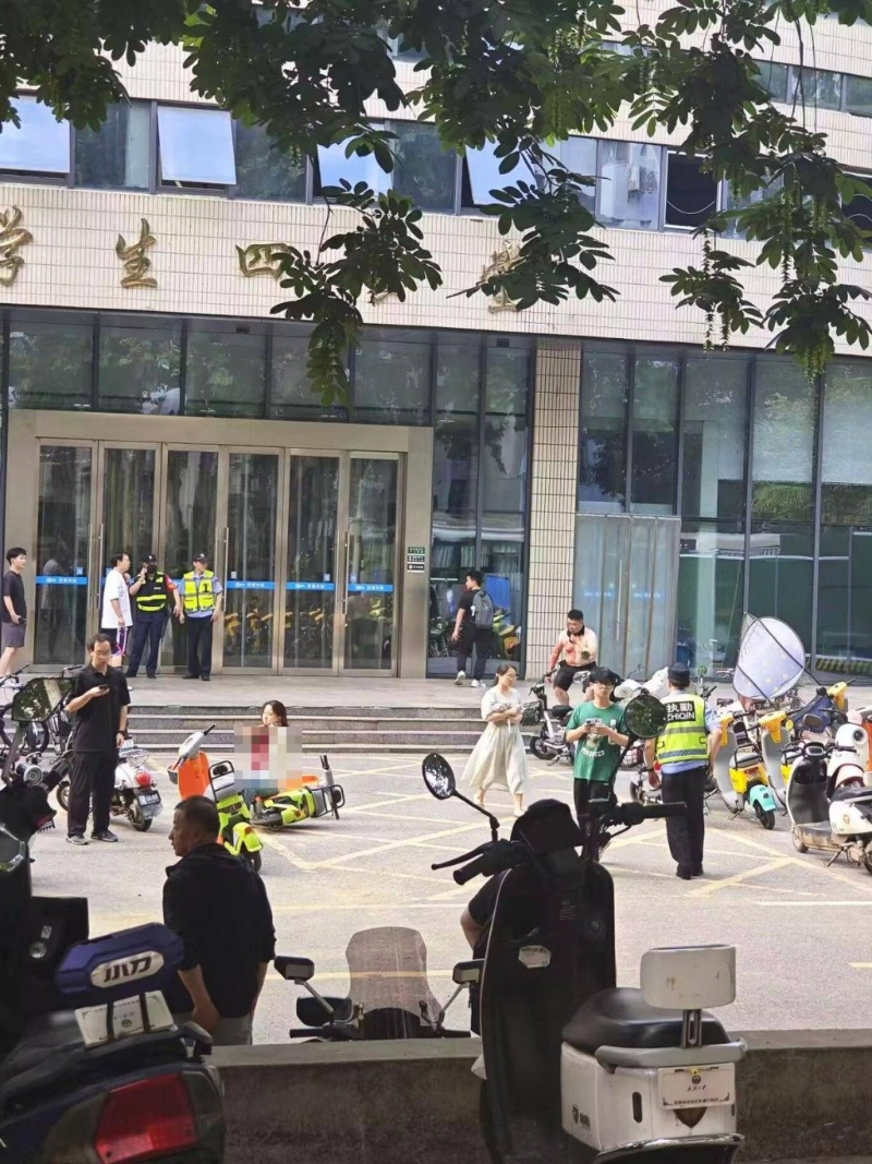 多名伤者浴血逃出户外等待救治。 多名伤者浴血逃出户外等待救治。