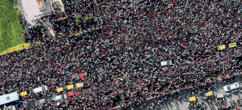 钦纳斯瓦米板球场(Chinnaswamy Stadium)外,民众聚集庆祝皇家挑战者班加罗尔板球队(Royal Challengers Bengaluru)首度夺得印度超级板球联赛(IPL)冠军,逼得水洩不通。 钦纳斯瓦米板球场(Chinnaswamy Stadium)外,民众聚集庆祝皇家挑战者班加罗尔板球队(Royal Challengers Bengaluru)首度夺得印度超级板球联赛(IPL)冠军,逼得水洩不通。