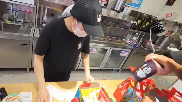 浙江00后蜜雪冰城女店工因独力应付“爆单”痛哭。 浙江00后蜜雪冰城女店工因独力应付“爆单”痛哭。