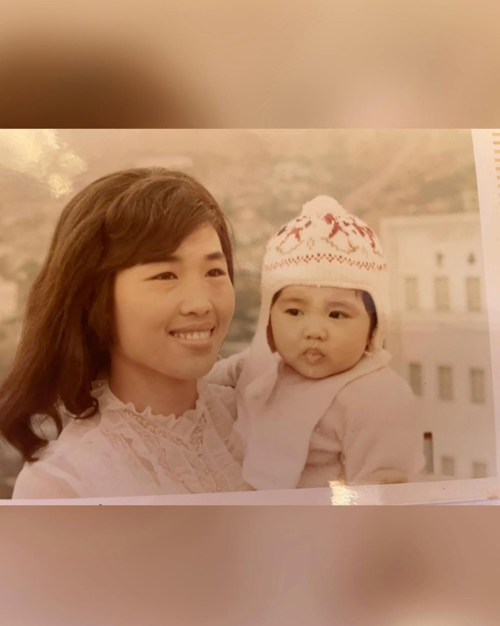 黎姿贴出与妈妈的童年照。 黎姿贴出与妈妈的童年照。