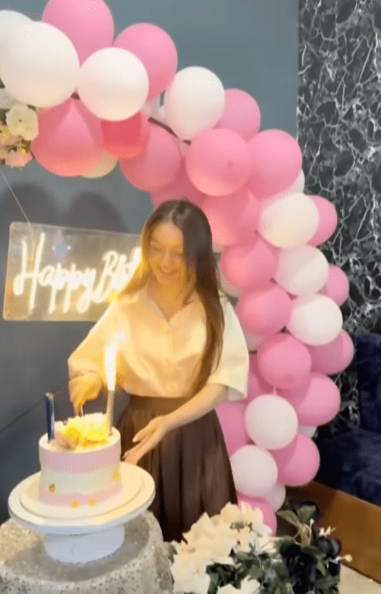 莎娜刚庆祝17岁生日,未料遭狂迷枪杀。 莎娜刚庆祝17岁生日,未料遭狂迷枪杀。