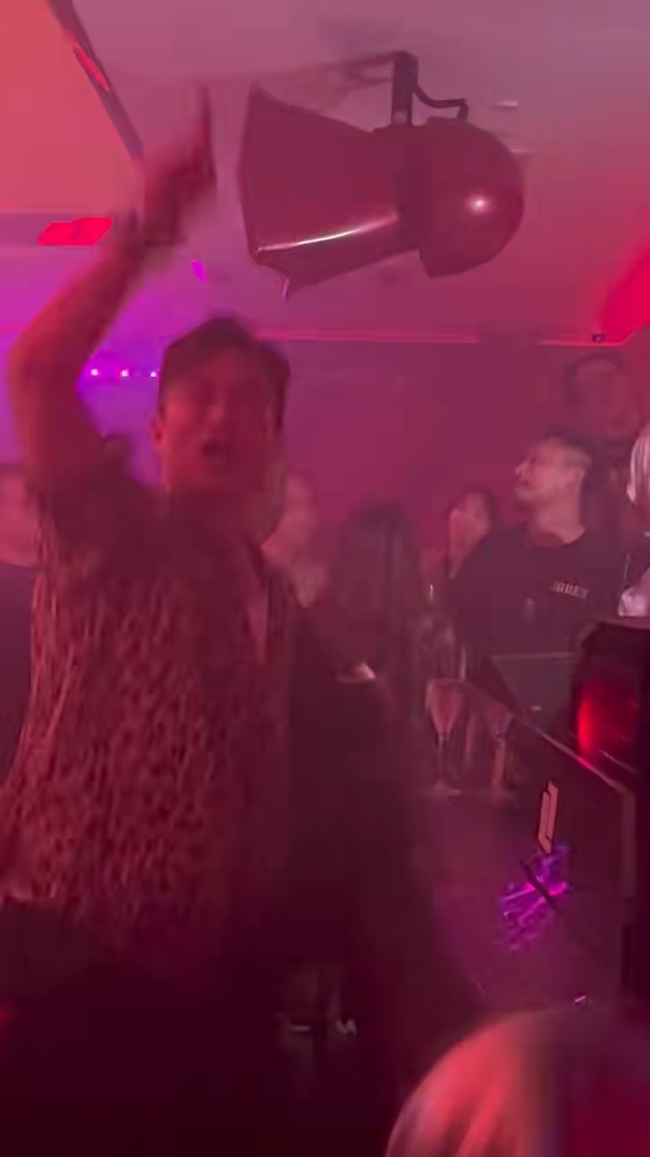 陈山聪早前到马来西亚夜店消遣,影片在网上流传。 陈山聪早前到马来西亚夜店消遣,影片在网上流传。