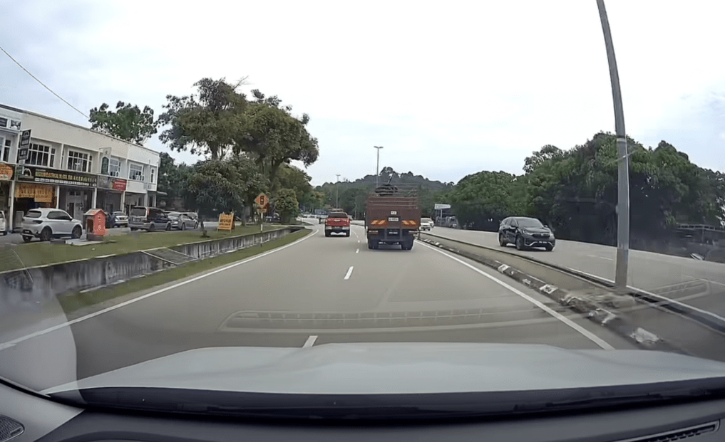 从车cam片画面显示,事件发生于5月30日下午1时许,当时车主在槟城某公路上行驶,前面是一架大货车和一辆红色四驱车。 从车cam片画面显示,事件发生于5月30日下午1时许,当时车主在槟城某公路上行驶,前面是一架大货车和一辆红色四驱车。