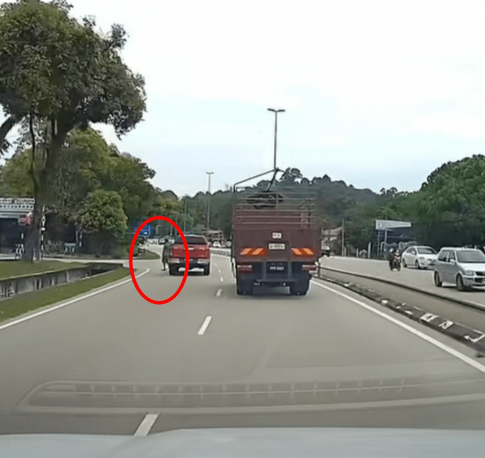 突然一名男子从四驱车前面走出,横过马路,但刚才马路上明明没有人,情景十分诡异。 突然一名男子从四驱车前面走出,横过马路,但刚才马路上明明没有人,情景十分诡异。