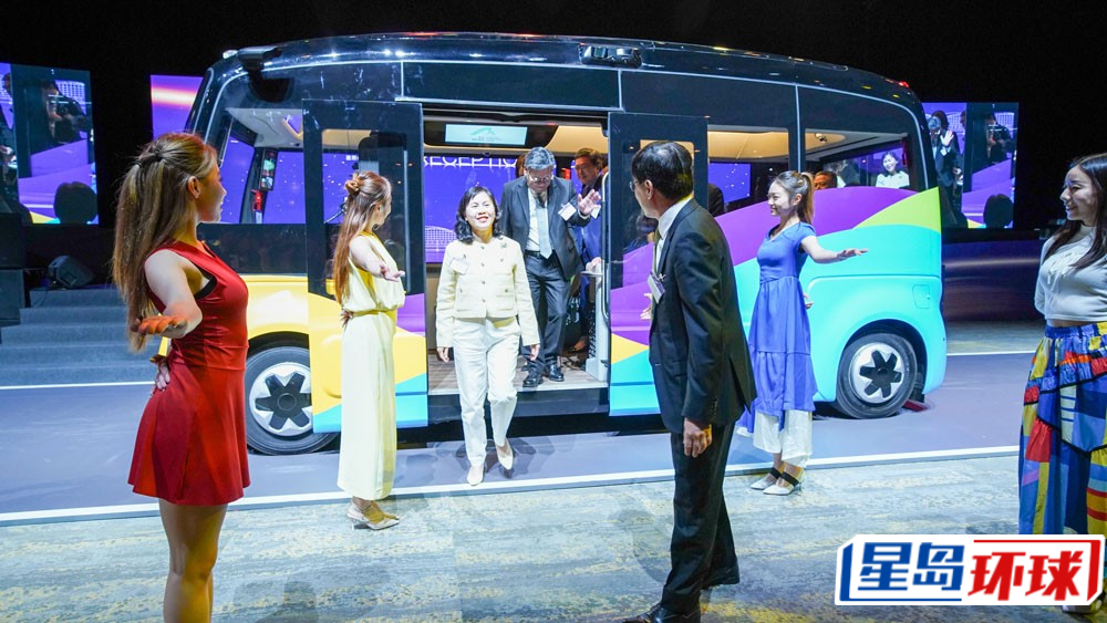 运输及物流局局长陈美宝今年4月乘搭机场自动驾驶小巴 运输及物流局局长陈美宝今年4月乘搭机场自动驾驶小巴