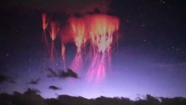 西藏山南市日前出现罕见的“红色精灵”闪电现象。 西藏山南市日前出现罕见的“红色精灵”闪电现象。