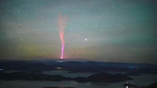 西藏山南市日前出现罕见的“红色精灵”闪电现象 西藏山南市日前出现罕见的“红色精灵”闪电现象