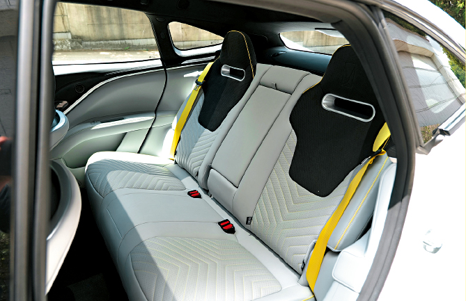 后排环抱式座椅 后排环抱式座椅