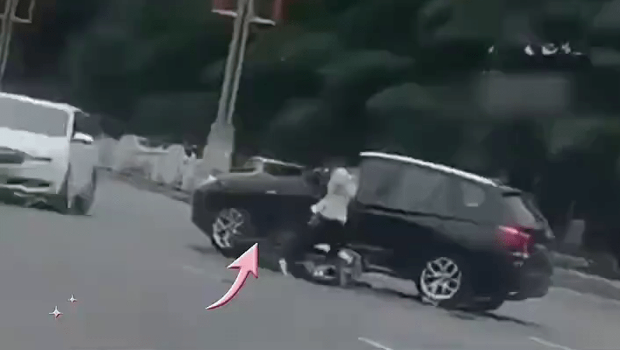 白车追撞白衫女子。 白车追撞白衫女子。