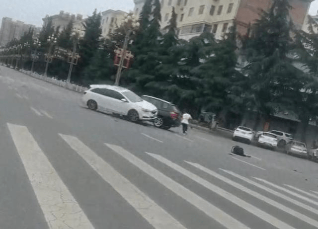 白车追撞白衫女子,两铁骑无辜被撞。 白车追撞白衫女子,两铁骑无辜被撞。