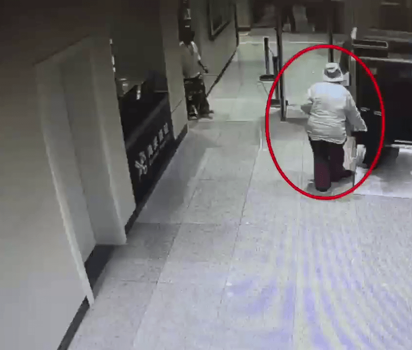 女客行李过完安检后,关员发现有异。 女客行李过完安检后,关员发现有异。