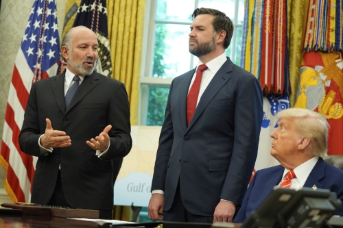 美国商务部长卢特尼克在白宫椭圆形办公室宣布与英国达成贸易协议时发言,美国总统特朗普与副总统JD·万斯在一旁聆听。美联社 美国商务部长卢特尼克在白宫椭圆形办公室宣布与英国达成贸易协议时发言,美国总统特朗普与副总统JD·万斯在一旁聆听。美联社