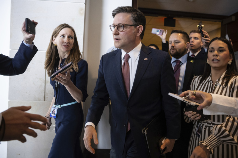 迈克·约翰逊当地时间4日在美国国会大厦回答记者提问。图源:美媒 迈克·约翰逊当地时间4日在美国国会大厦回答记者提问。图源:美媒