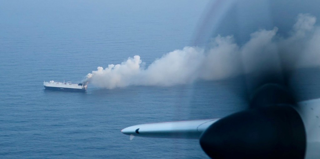 船员弃船安全撤离。 船员弃船安全撤离。