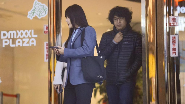 沈伯洋、吴沛忆走出餐厅 沈伯洋、吴沛忆走出餐厅