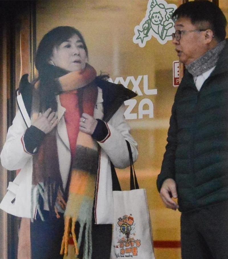 民进党“立委”吃完饭后在餐厅外面闲聊。 民进党“立委”吃完饭后在餐厅外面闲聊。