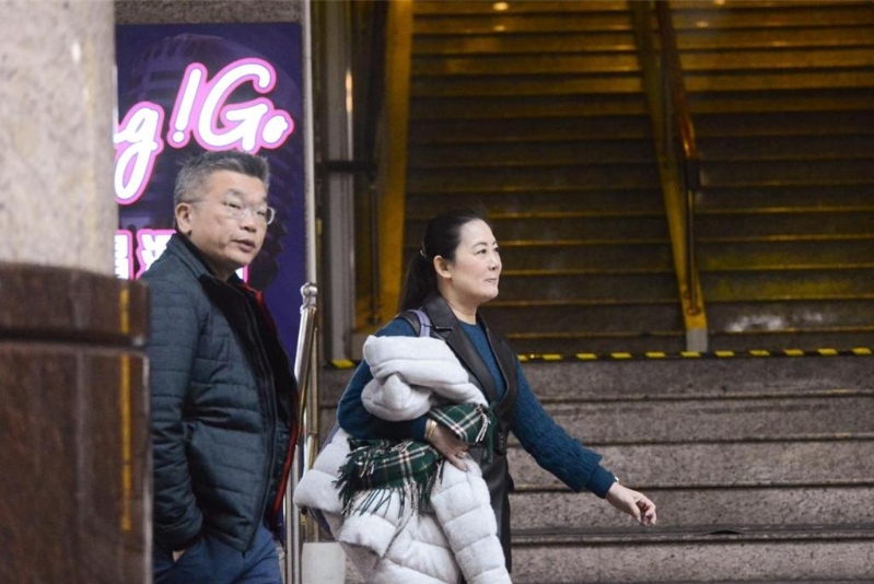 吴思瑶、蔡其昌离开餐厅。 吴思瑶、蔡其昌离开餐厅。