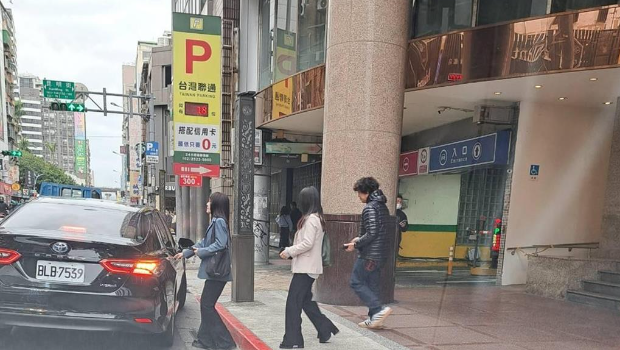 民进党“立委”上前走去“立法院公务车”,从车牌号码可以清楚确认为“立院公务车”。 民进党“立委”上前走去“立法院公务车”,从车牌号码可以清楚确认为“立院公务车”。