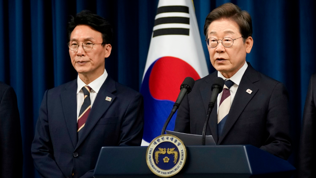 韩国新总统李在明4日公布首波内阁名单,提名亲信、共同民主党最高委员金民锡(上图左)为国务总理 韩国新总统李在明4日公布首波内阁名单,提名亲信、共同民主党最高委员金民锡(上图左)为国务总理