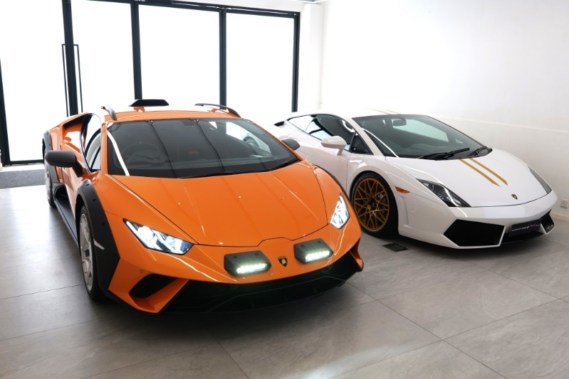 兰博基尼Huracán Sterrato(左)及Gallardo Speciale HK20(右)难得共聚一堂,两款限量版本展现两代“细牛”长达二十年发展。 兰博基尼Huracán Sterrato(左)及Gallardo Speciale HK20(右)难得共聚一堂,两款限量版本展现两代“细牛”长达二十年发展。