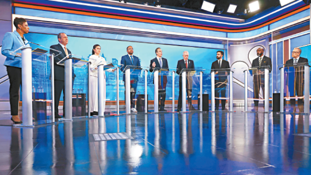 柯谟成为其他8位民主党候选人的攻击焦点 柯谟成为其他8位民主党候选人的攻击焦点