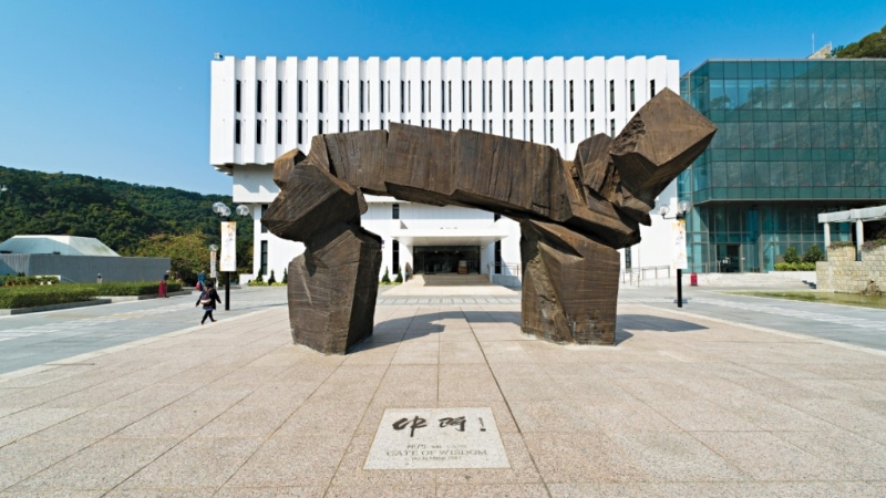 朱铭作品《仲门》位于中大的烽火台,是校园的地标。 朱铭作品《仲门》位于中大的烽火台,是校园的地标。