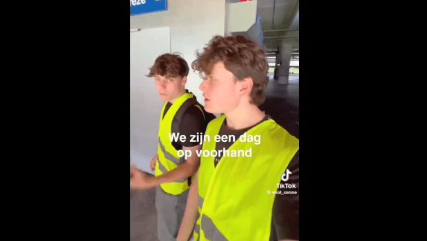 两人成功溜入场馆。 两人成功溜入场馆。