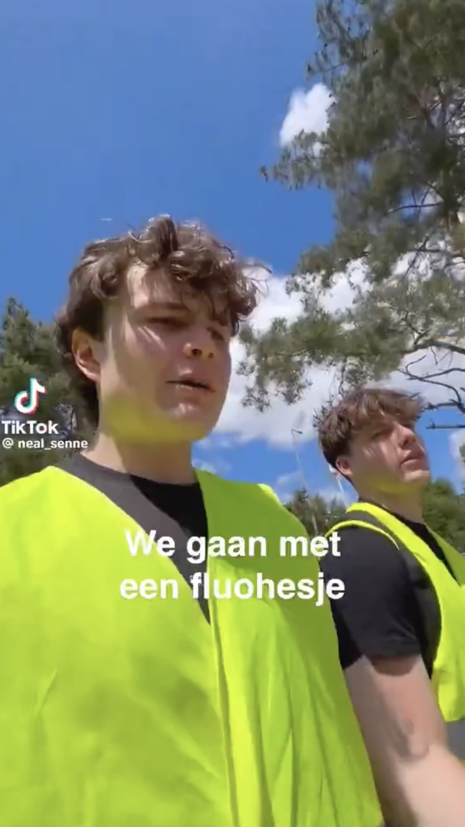 雷默里和哈弗贝克穿荧光背心扮工作人员。 雷默里和哈弗贝克穿荧光背心扮工作人员。