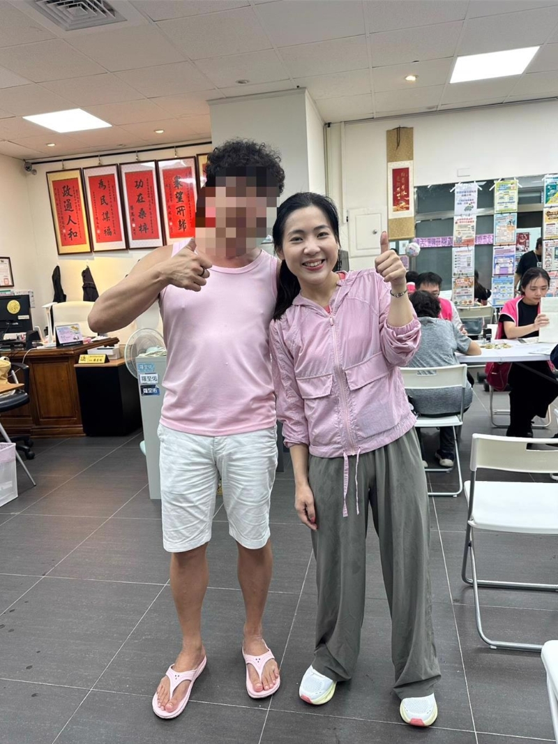 蓝委徐巧芯(右)秀出活动当天与民众合照 蓝委徐巧芯(右)秀出活动当天与民众合照